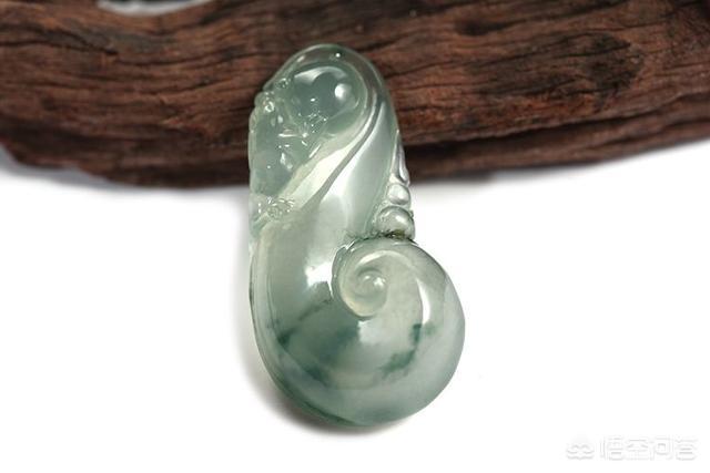 年轻人戴翡翠老气吗,有哪些好看的翡翠项链适合平时佩戴？