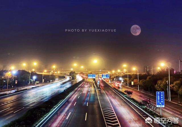 用摄影修图软件怎样给城市的夜景加上“大月亮”的效果？