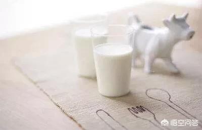 睡前喝牛奶的利弊，睡前多久喝牛奶比较好小孩晚上睡觉前喝牛奶好吗