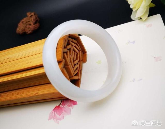 金手镯54和玉54一样吗,玉首饰和金首饰哪个更适合中老年人？