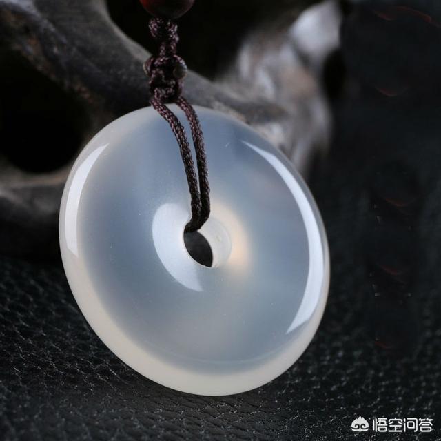 玉髓和翡翠哪个好,玉髓怎么样？适合什么样的人群佩戴？