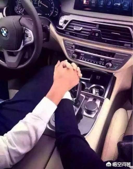 有些男生开车时为什么喜欢牵手？
