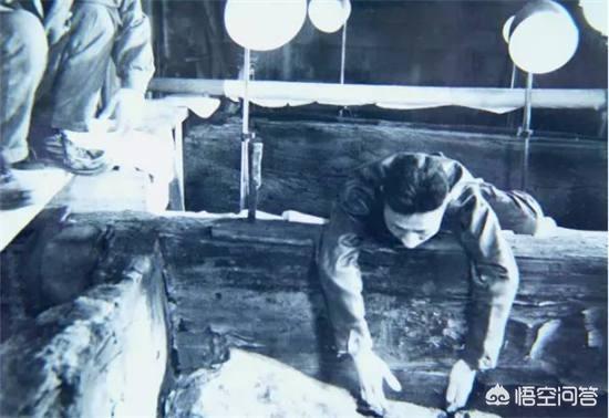 帝王古墓发掘纪录片，1956年定陵考古，万历皇帝的龙袍瞬间化为灰烬，为何有人叫好
