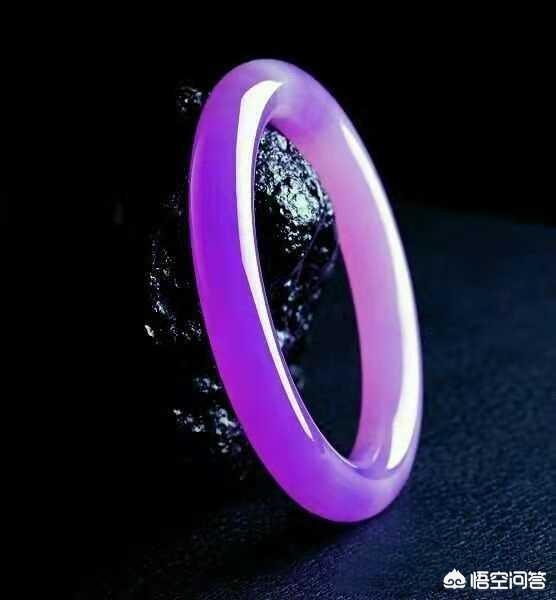 玉镯带紫色是什么玉,年轻人戴紫罗兰翡翠手镯可以吗？
