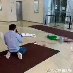 上海一商场试衣镜突然倒下，6岁女童被压