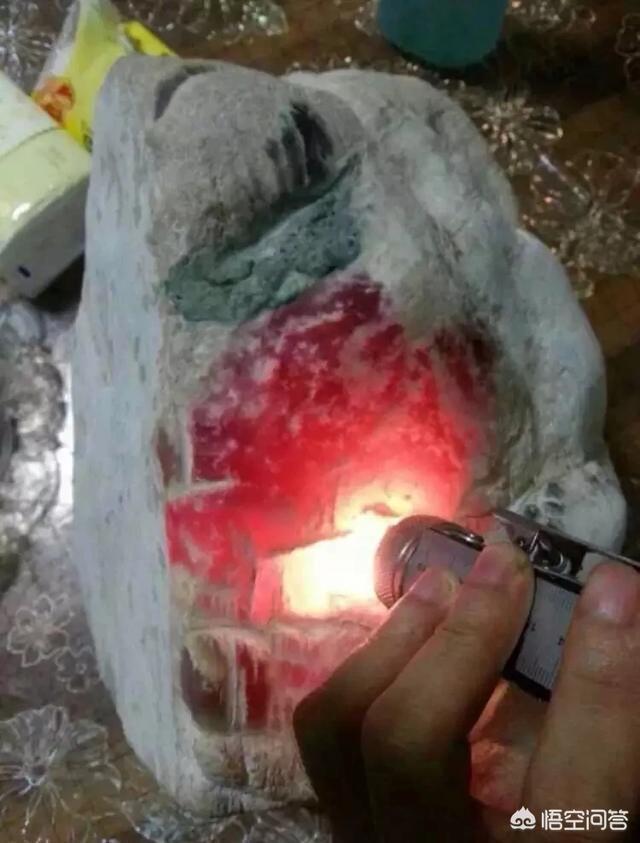 玉镯带紫色是什么玉,年轻人戴紫罗兰翡翠手镯可以吗？