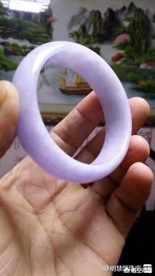 玉镯带紫色是什么玉,年轻人戴紫罗兰翡翠手镯可以吗？
