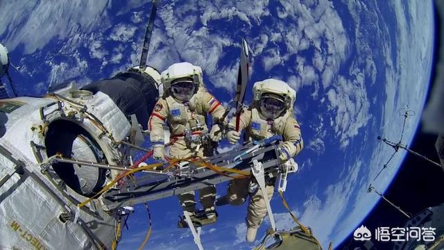 航天员在太空中出舱后,如果不小心漂离了太空飞船,该如何回到飞船上面