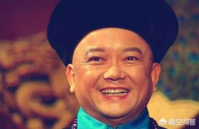 《宰相刘罗锅》中和珅官服上的补子是麒麟,《铁齿铜牙纪晓岚》中和珅官服上的补子是仙鹤,这是为何？