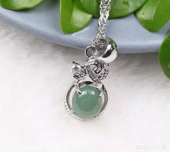 灰色翡翠玉镯是什么玉,玻璃种翡翠为何会发“灰”？