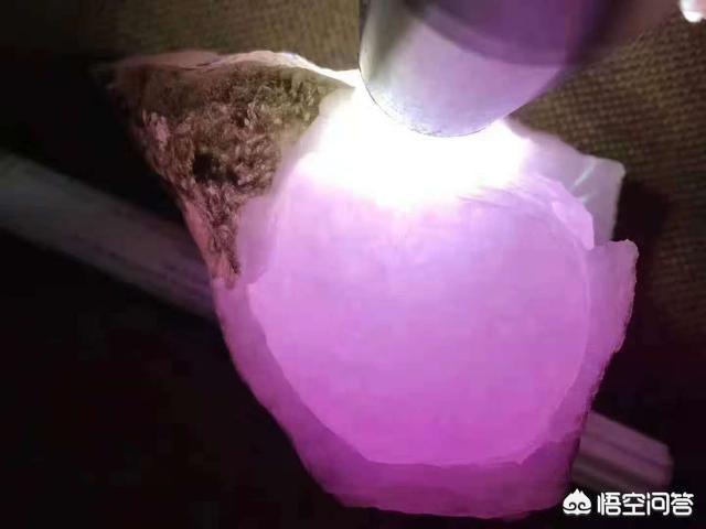 玉镯带紫色是什么玉,年轻人戴紫罗兰翡翠手镯可以吗？