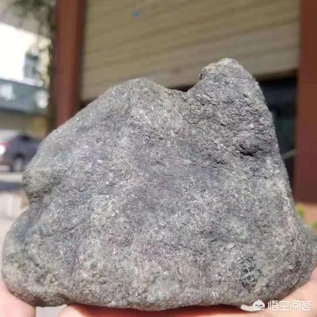 翡翠原石专业知识,何为原石，何为赌石，如何去辨别？