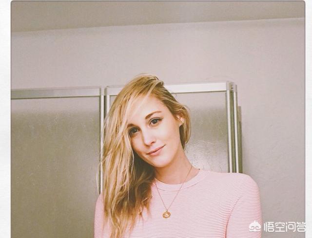 LOL欧洲美女主持Sjokz生活照曝光,余霜近日也发了最新美照,两位LOL主持人谁更美？