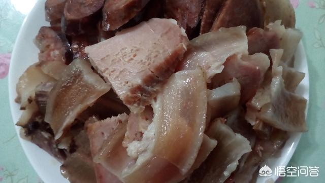 在农村熏制腊肉时，用哪些材料熏制出来的腊肉既好看又好吃？