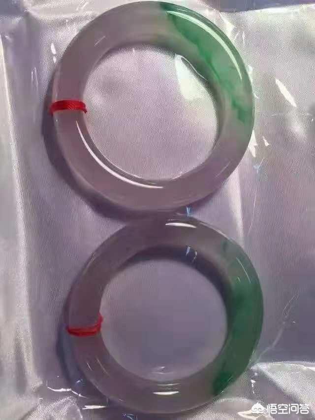 玉镯带紫色是什么玉,年轻人戴紫罗兰翡翠手镯可以吗？