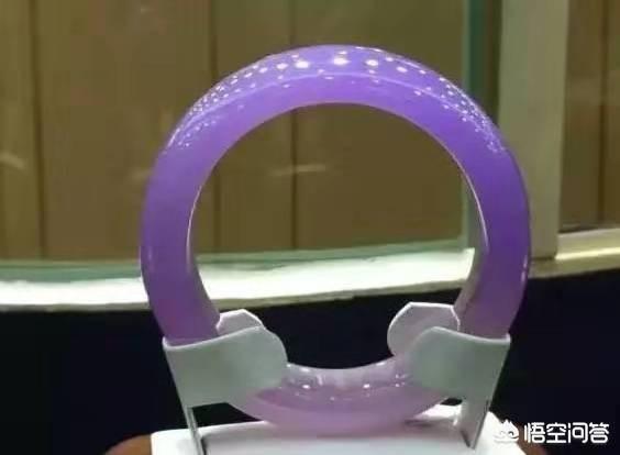玉镯带紫色是什么玉,年轻人戴紫罗兰翡翠手镯可以吗？