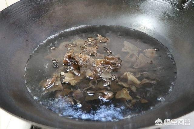 黑木耳怎么做又香又爽口，木耳煮多久几分钟能熟，木耳煮久了有毒吗？