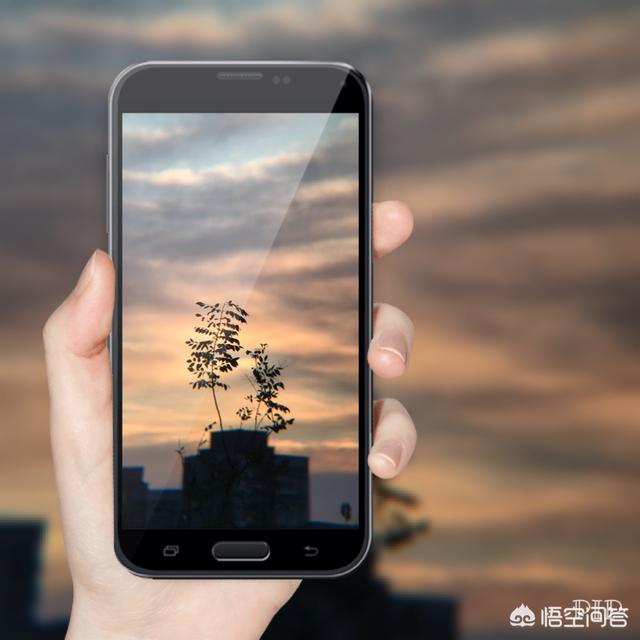 手机拍照时应该怎样正确持机，可以保证拍摄清晰，稳定