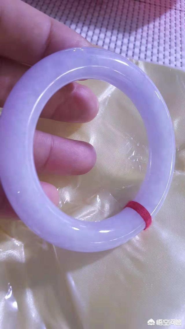 玉镯带紫色是什么玉,年轻人戴紫罗兰翡翠手镯可以吗？