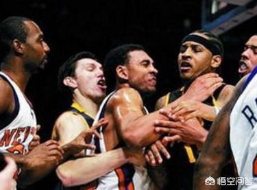 库里扔牙套罚5万:NBA每年罚款高达数千万美元，这些钱联盟是如何处理的？