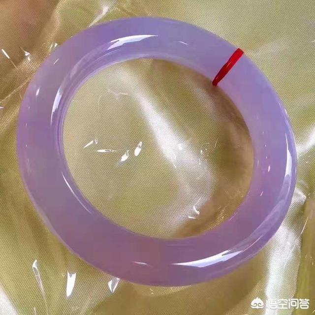 玉镯带紫色是什么玉,年轻人戴紫罗兰翡翠手镯可以吗？