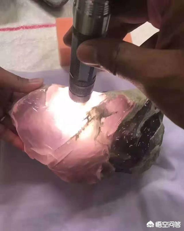 玉镯带紫色是什么玉,年轻人戴紫罗兰翡翠手镯可以吗？