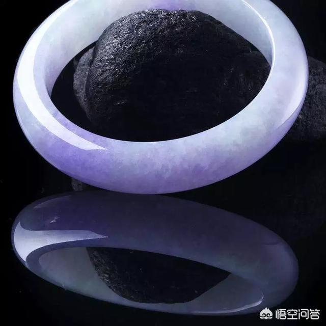 香港拍卖会上的顶级翡翠手镯,你们认为，谁才是中国真正的翡翠收藏一姐？