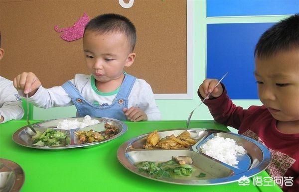 缉毒犬偷吃薯条:幼儿园里，应不应该让孩子们带大量的零食？ 缉毒犬偷吃香肠