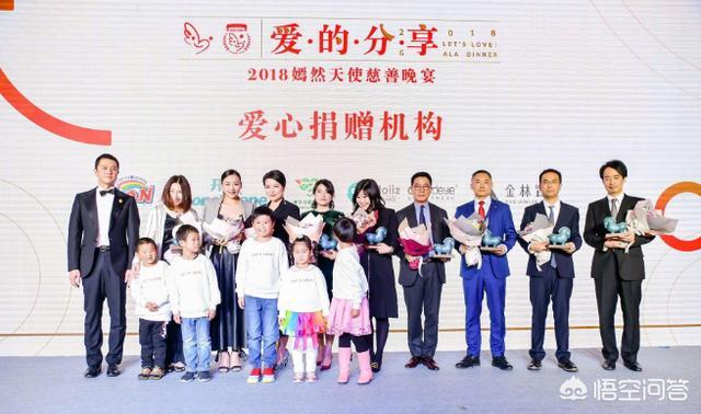李亚鹏女儿照片:没有王菲参加俨然慈善晚宴，李嫣帮父亲李亚鹏助阵表现怎么样？