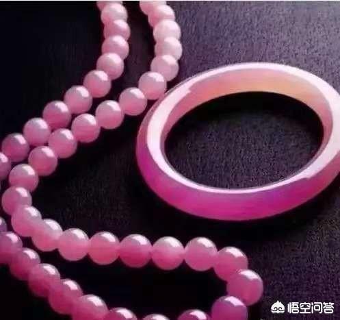 玉镯带紫色是什么玉,年轻人戴紫罗兰翡翠手镯可以吗？