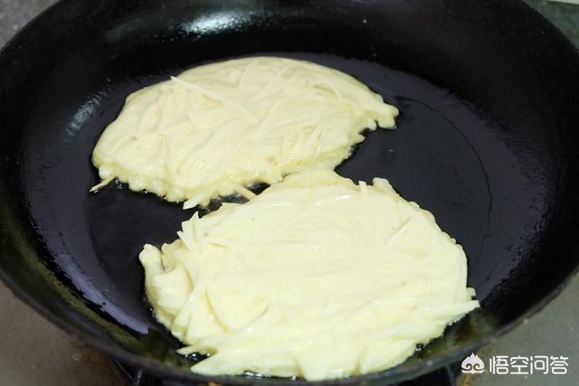 鸡蛋卷饼怎么做最好吃，土豆丝饼怎么做好吃用不用加鸡蛋和面粉