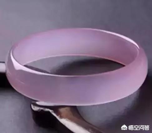 玉镯带紫色是什么玉,年轻人戴紫罗兰翡翠手镯可以吗？