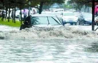 车掉水里怎么逃生,汽车落水后，车内人员该如何才能逃生？