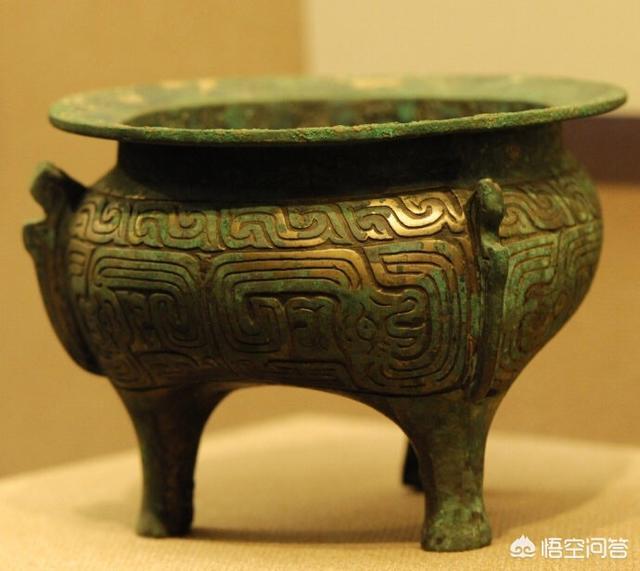 为什么一些电视剧里面秦朝的青铜器都是绿色的铜锈颜色当年的青铜器不