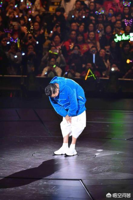 朱丽倩图片:刘德华含泪宣布取消演唱会，妻子朱丽倩起立鼓掌，对此你怎么看？
