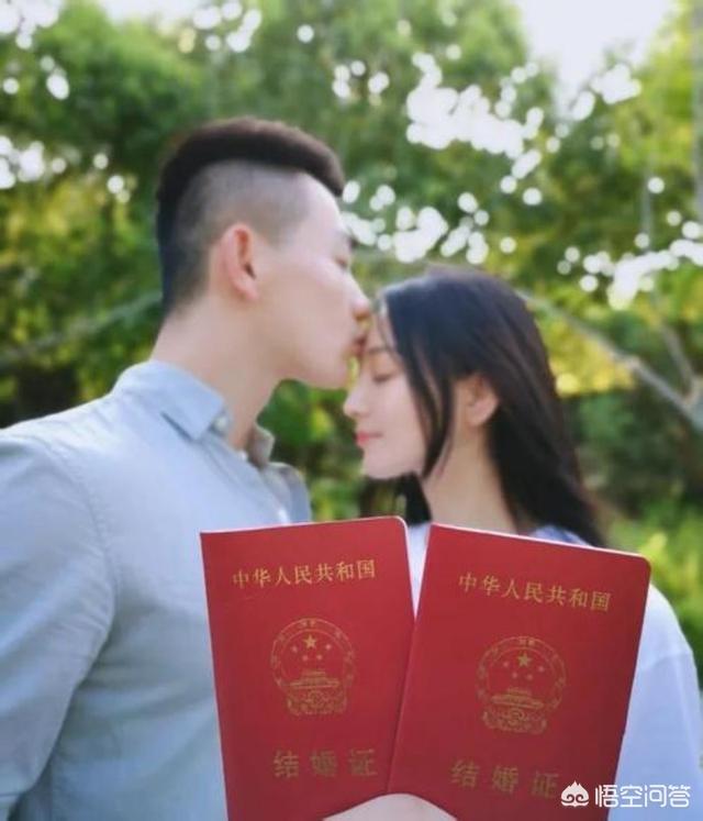 李小璐婚纱照:李小璐微博背景墙换成与贾乃亮的婚纱照，两人真的要复合吗？