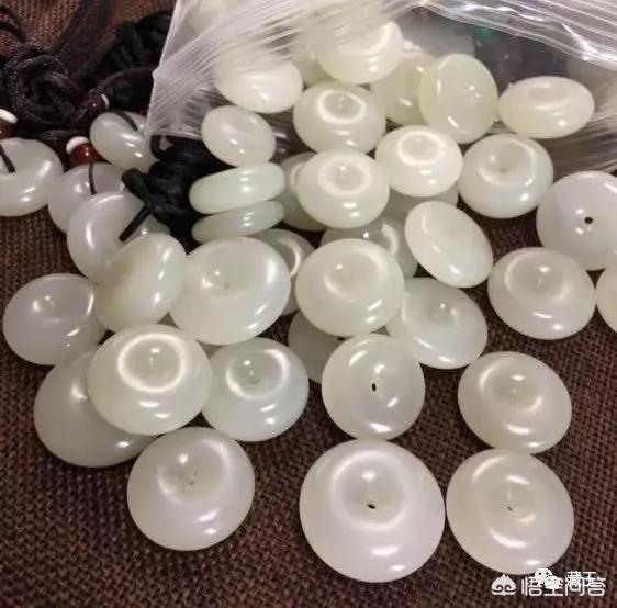 玉平安扣灵异事件:300块钱的翡翠平安扣是真的吗？