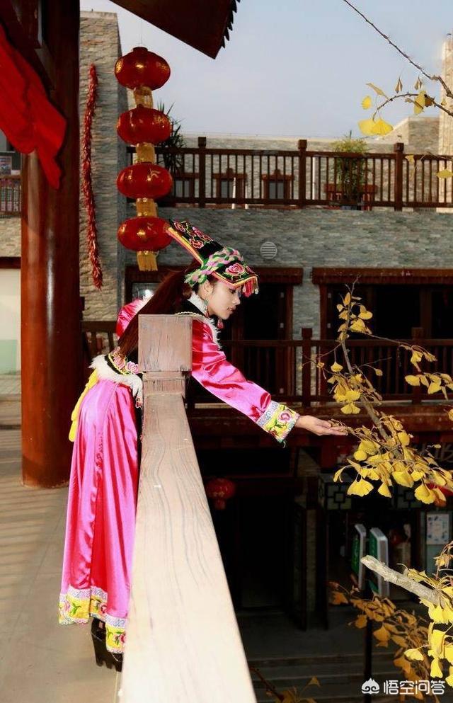 还是那句"山多汉子壮,水多女子美"的老话,在这高原的蓝天白云下,不