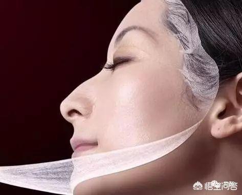 范冰冰无名指戒指抢镜:范冰冰李晨牵手秀恩爱，而鞋子暴露了女神现在是否有身孕