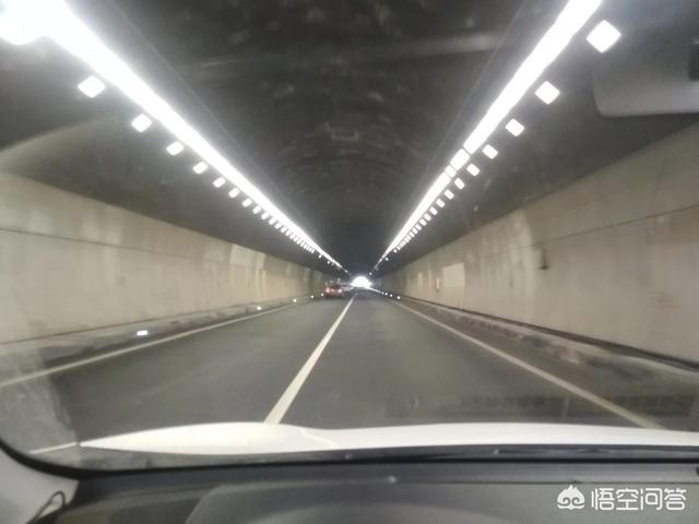 两轿车隧道内飙车:高速路上隧道内禁止超车，那前车车速太慢怎么办