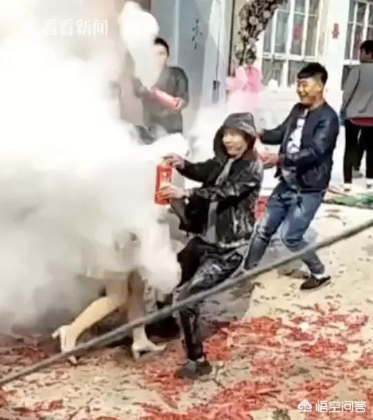 小伙狂喷歌词:河北新人结婚竟遭灭火器狂喷，现实中的婚闹，你怎么看？