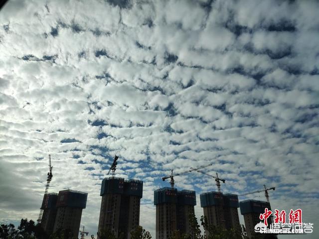 北京上空出现龙状祥云，看了高邮龙吸水视频大家相信龙的存在吗