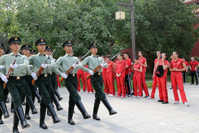 刘雯腿长:说到大长腿，你第一时间会想到谁