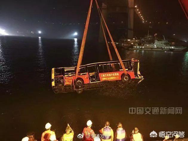 重庆公交车事件:重庆坠江公交已经打捞上岸，遇难者家属该找谁索赔？