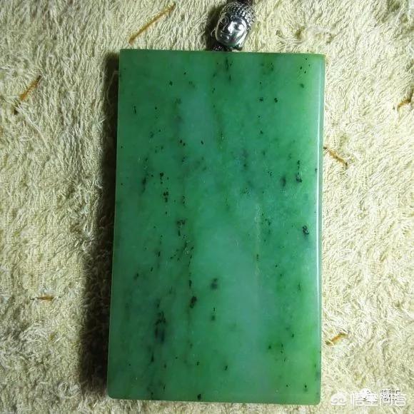 和田碧玉有黑点好吗,和田碧玉手镯中有黑点的能达到收藏级别吗？