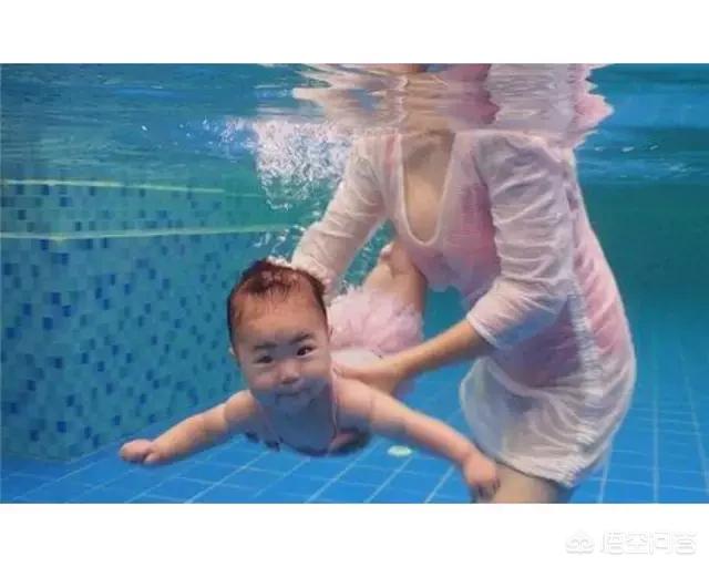 游泳馆婴儿上脖圈视频:幼儿无人看护在泳池倒立挣扎72秒，你怎么看？