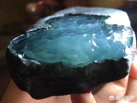 翡翠原石皮壳图解,为什么有些缅甸的翡翠原石皮壳是黑色的？