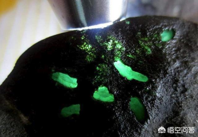 黑皮翡翠原石是什么场口,为什么有些缅甸的翡翠原石皮壳是黑色的？