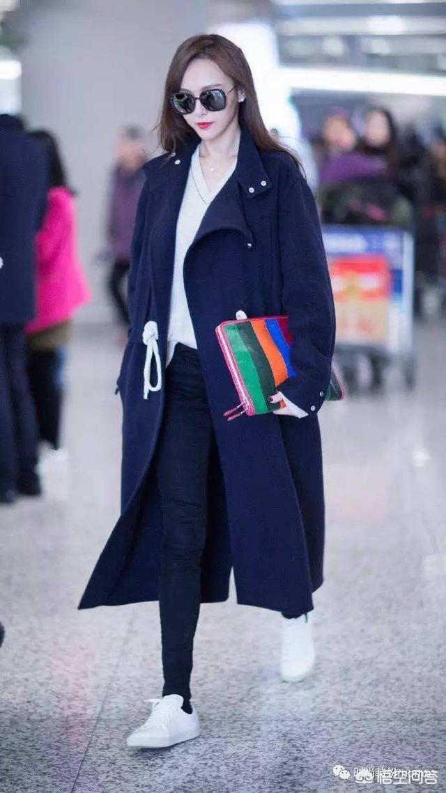 头条问答 - 你觉得藏蓝色的大衣配什么颜色的打底好看?为什么?