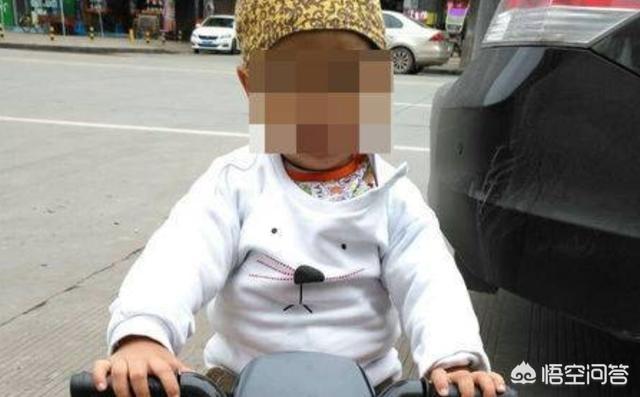 重庆红衣小男孩凶手是他母亲，17岁少年毒打8岁男孩，施暴者母亲祈求：给个机会，你怎么看